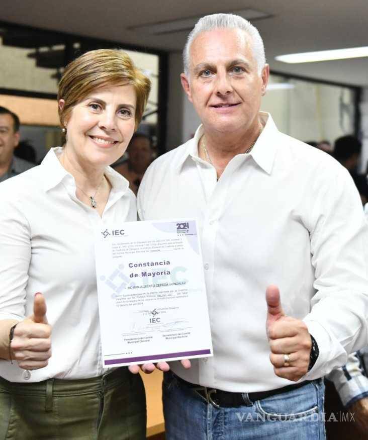 $!Con su compañera de siempre y el apoyo de su equipo de campaña y los simpatizantes del proyecto, ganó la elección.