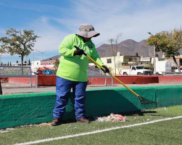 En esa plaza se retiró basura y maleza y se limpiaron áreas verdes, andadores y canchas.