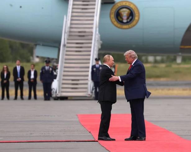 Donald Trump (d), recibe a Vladímir Putin, durante su reunión de negociación en la Base Conjunta Elmendorf-Richardson en Anchorage.