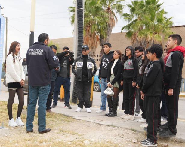 Autoridades municipales supervisan uno de los nuevos Puntos Violeta instalados en Monclova.