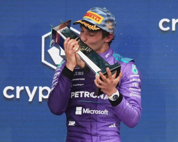 Andrea Kimi Antonelli celebró su tercera victoria consecutiva tras controlar el ritmo en la segunda mitad de la carrera.
