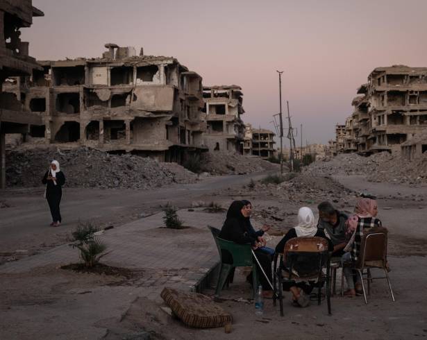 Zonas residenciales que antes eran vibrantes son ahora pueblos fantasma donde cuadra tras cuadra reina la oscuridad.