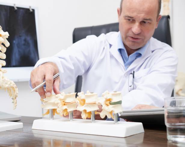 Una densitometría ósea DEXA mide la densidad mineral en la cadera y la columna para detectar osteopenia o evaluar el riesgo de osteoporosis.