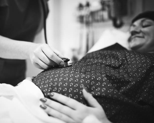 El seguimiento médico durante el embarazo permite prevenir complicaciones como la preeclampsia y la hemorragia obstétrica.