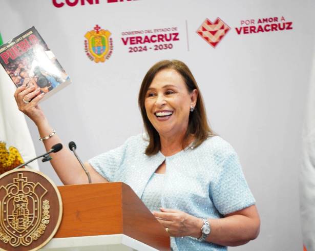 XALAPA, VERACRUZ, 05OCTUBRE2026.- Rocío Nahle, gobernadora de Veracruz, obsequió ejemplares del nuevo libro de Andrés Manuel López Obrador “Pueblo”, al finalizar su conferencia. FOTO: YERANIA ROLÓN/CUARTOSCURO.COM