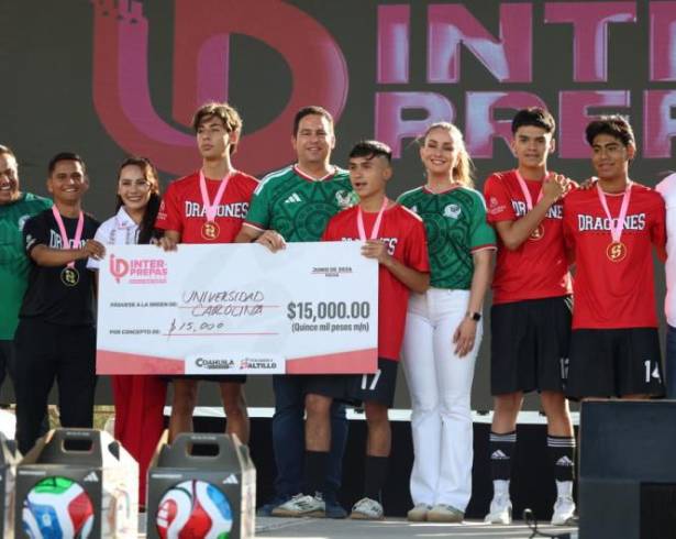 Los Dragones de la Universidad Carolina recibieron el trofeo de campeones del Torneo Interprepas 2026 en el Biblioparque Norte.