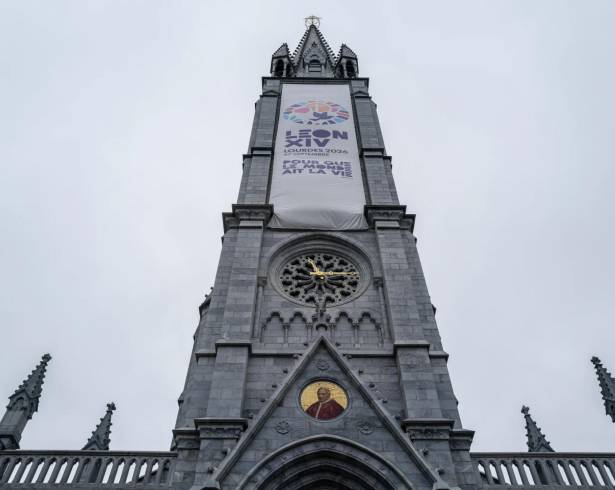 Una pancarta anuncia la próxima visita del Papa León XIV a Lourdes, suroeste de Francia, el martes 8 de septiembre de 2026, como parte de su visita oficial a Francia del 26 al 28 de septiembre.