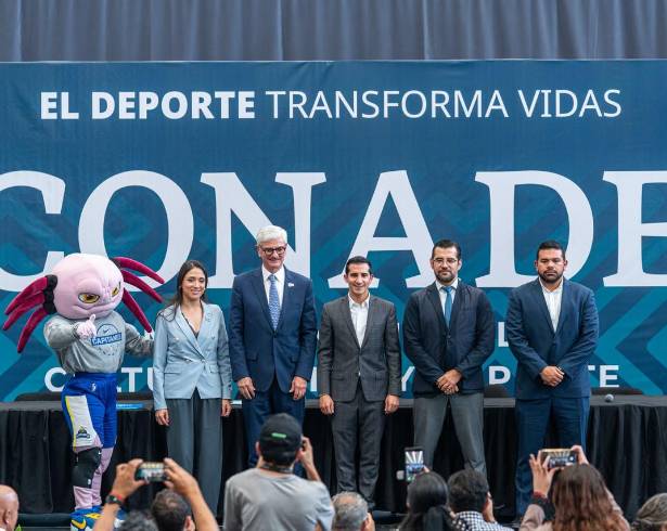 Arturo Olivé y Rommel Pacheco presentaron la alianza para impulsar el flag football entre estudiantes de primaria y secundaria en México.