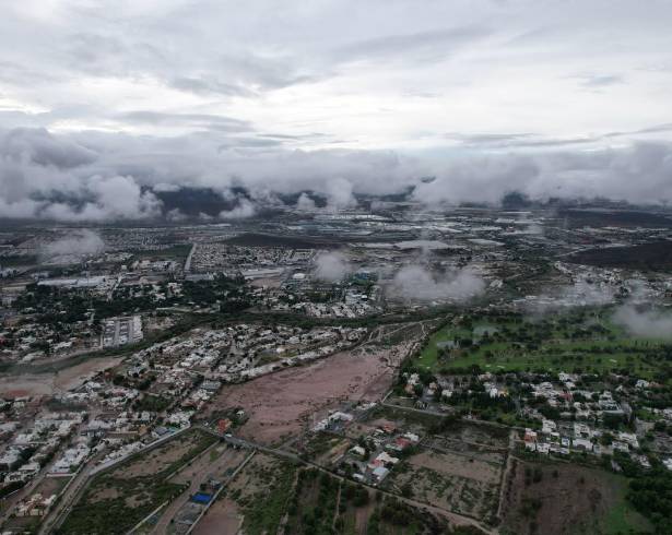 Las intensas precipitaciones generaron encharcamientos en diversas vialidades de Saltillo durante este lunes.