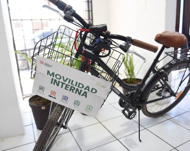 Promueven la reducción del uso de vehículos, usando bicicletas para trámites cercanos.
