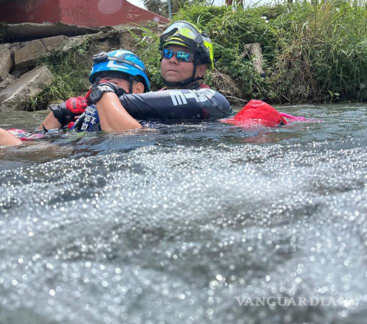 $!Elementos de ambos cuerpos de bomberos practican maniobras de rescate en aguas rápidas.