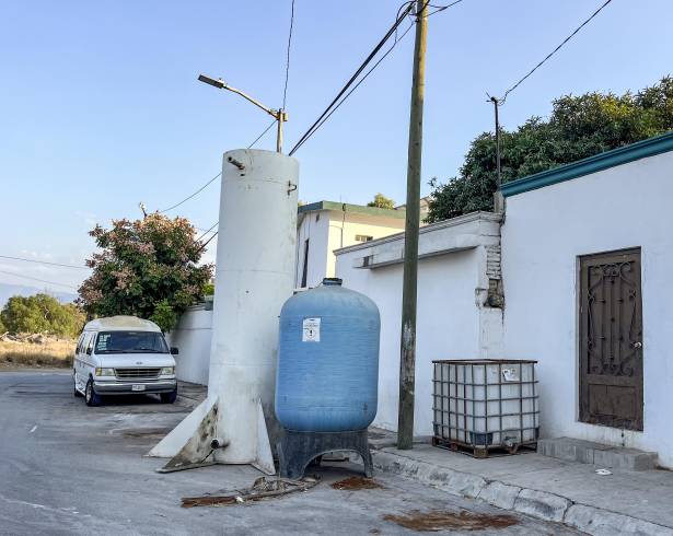 Saltillo: vecino usa calle como bodega dejando montacargas y estructura metálica