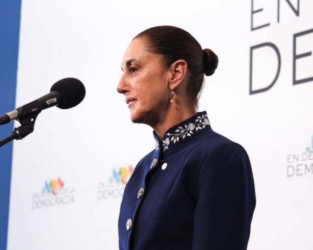 León Krauze refiere en su columna que la Presidenta no puede hablar de democracia mientras en los hechos se camina hacia una “autocracia electoral”.