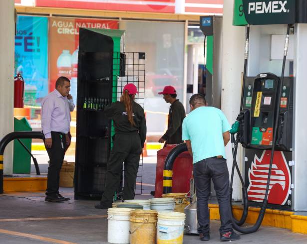 La Profeco mantiene operativos para verificar que las estaciones de gasolina cumplan con la ley.