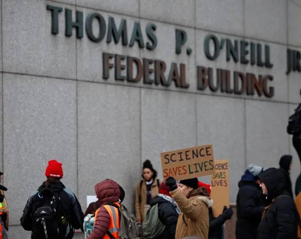 Trabajadores despedidos del Departamento de Eficiencia Gubernamental (DOGE) en una protesta en Massachusetts.