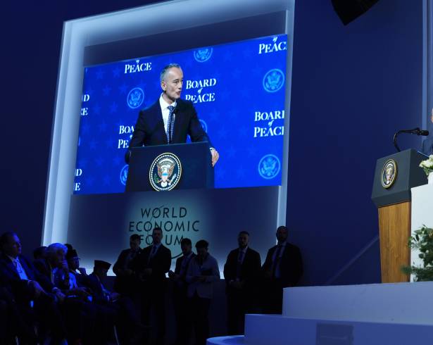 El miembro de la junta directiva, Nickolay Mladenov, habla tras la firma de la carta constitutiva de la Junta de Paz durante la Reunión Anual del Foro Económico Mundial en Davos, Suiza.