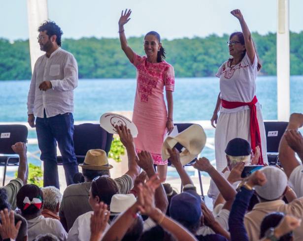 CANCÚN, QUINTANA ROO, 12SEPTIEMBRE2026.- Marath Baruch Bolaños, secretario de Trabajo y Previsión Social; la presidenta Claudia Sheinbaum Pardo, Leticia Ramírez, secretaria de Bienestar, y Mario Delgado, secretario de Educación Pública, durante el evento Honestidad y Resultados en Quintana Roo, en el marco de su rendición de cuentas por el segundo año de su gobierno federal. Este informe representa el número 17 que la mandataria realiza a nivel nacional dentro de esta gira. FOTO: ELIZABETH RUIZ/CUARTOSCURO.COM