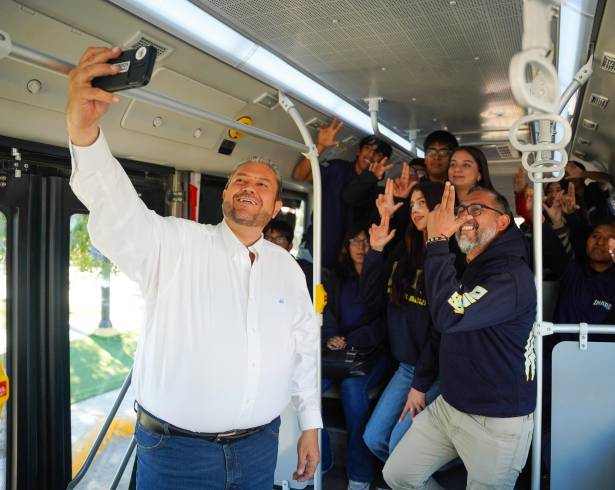 Con el programa “Todos por más educación”, se entregaron mil 700 credenciales de descuento en el transporte público.
