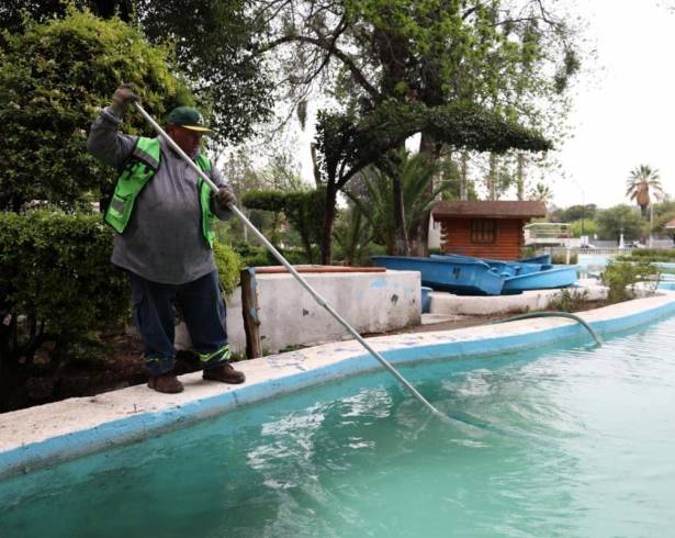 Brigadas municipales realizan labores de limpieza y mantenimiento en espacios emblemáticos del Centro Histórico.