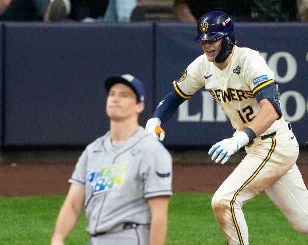 Sal Frelick conectó el jonrón que empató el encuentro, mientras Cooper Pratt impulsó la carrera de la victoria que puso a Milwaukee 2-0 en la Serie Mundial.