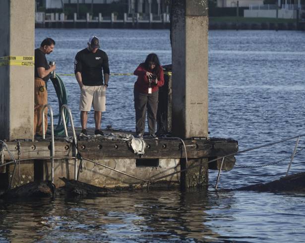 Los restos de dos botes después de una explosión en una marina en Fort Lauderdale, Florida, el 24 de diciembre del 2024.