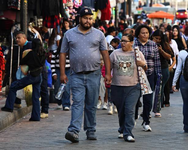 Durante este fin de semana el número de personas que han acudido al centro histórico a realizar las compras de último momento se ha disparado ante las festividades próximas. FOTO: HÉCTOR GARCÍA/VANGUARDIA.