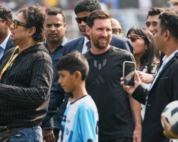 Lionel Messi tuvo una breve aparición en el estadio Salt Lake de Calcuta, una visita que duró apenas 22 minutos y terminó desatando caos y disturbios en el inmueble.