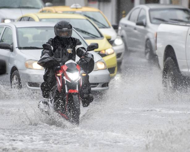 Protección Civil hace un llamado para evitar conducir con el pavimento mojado.
