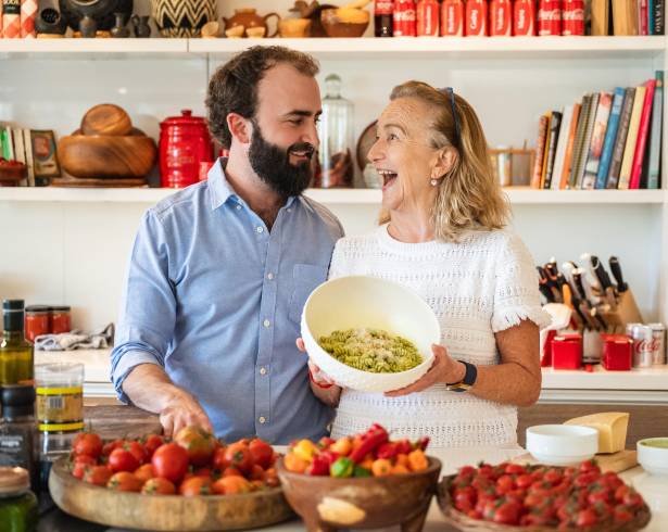 Madre e hijo conjugan sabores de Italia y México en la cocina de su hogar.