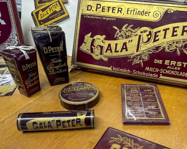 Envases de los primeros chocolates con leche que en 2025 cumple siglo y medio de historia.