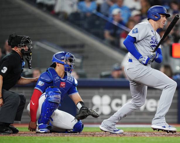 Brandon Valenzuela protagonizó una jugada inusual al golpear accidentalmente el codo de Shohei Ohtani durante un intento de revirada en el Blue Jays vs Dodgers.