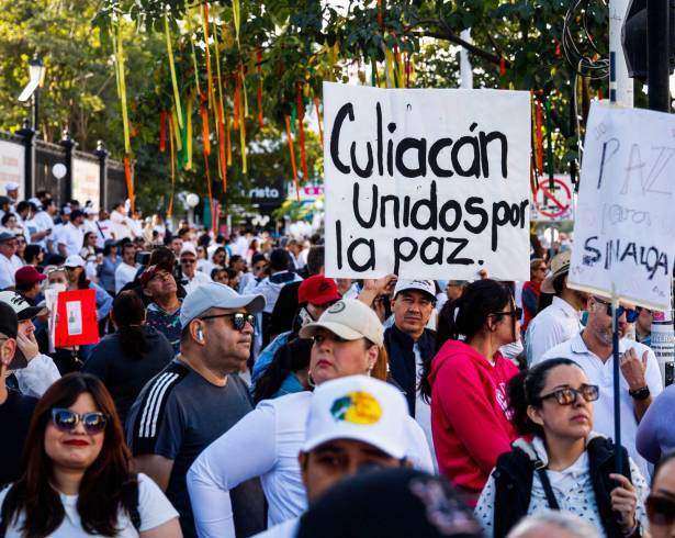 Una vez más, la ciudadanía salió a las calles para exigir paz y el cese de la violencia en Sinaloa. Este domingo 26 de enero, miles de ciudadanos se reunieron frente a la Catedral y, con cartulinas, lonas y fichas de desaparecidos en mano, marcharon vestidos de blanco por la Avenida Álvaro Obregón hasta la cima de La Lomita.