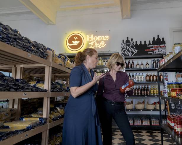 El gobierno cubano anunció que los cubanos que viven en el extranjero pueden ser dueños de negocios, pero los expertos afirman que la medida no es suficiente para salvar a Cuba de su caída libre financiera.