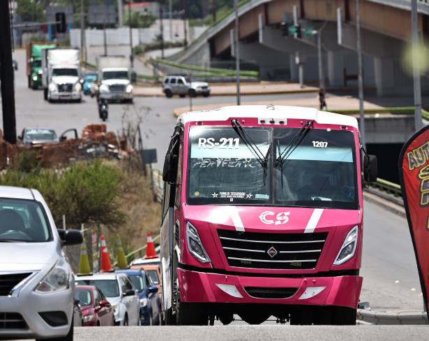 Durante un recorrido realizado por VANGUARDIA, se constató que las unidades de la ruta RS-211 mantienen frecuencias de entre 10 y 20 minutos, aunque los camiones utilizados muestran señales de uso previo.