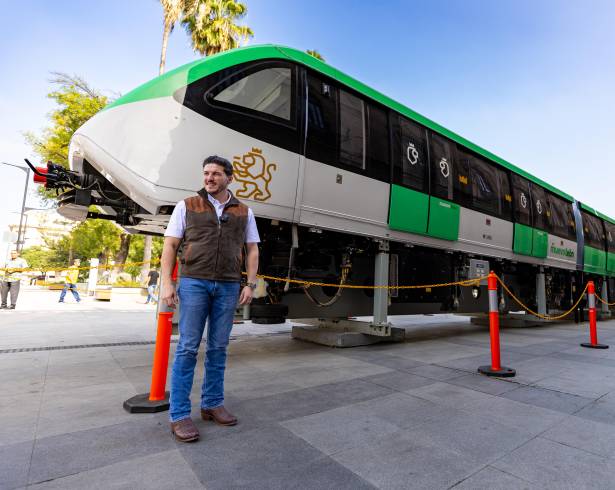 El gobernador Samuel García mostró en la Explanada LABNL uno de los trenes del futuro monorriel de Nuevo León, proyecto que busca modernizar el transporte público antes del Mundial 2026