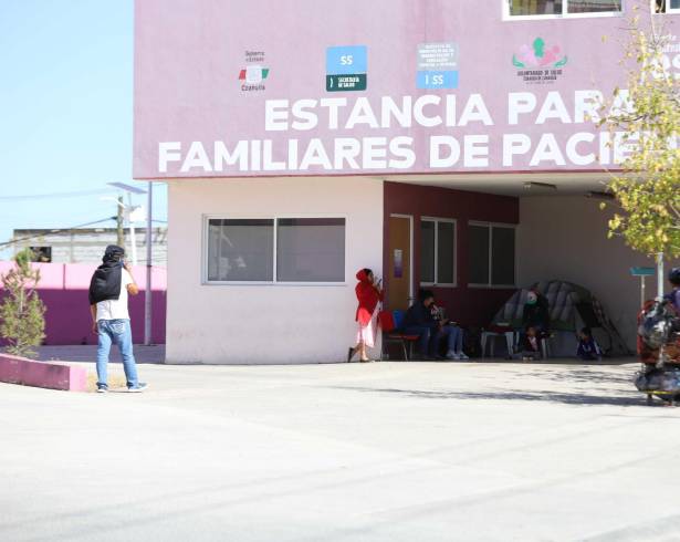 Afuera del hospital hay familiares acampando, y esperando buenas noticias.