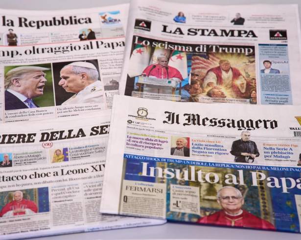 Portadas de periódicos italianos que informan sobre los ataques de Donald Trump acerca del papa León XIV, con titulares que utilizan palabras como “indignación”, “ataque impactante”, “insulto” y “el cisma de Trump”.