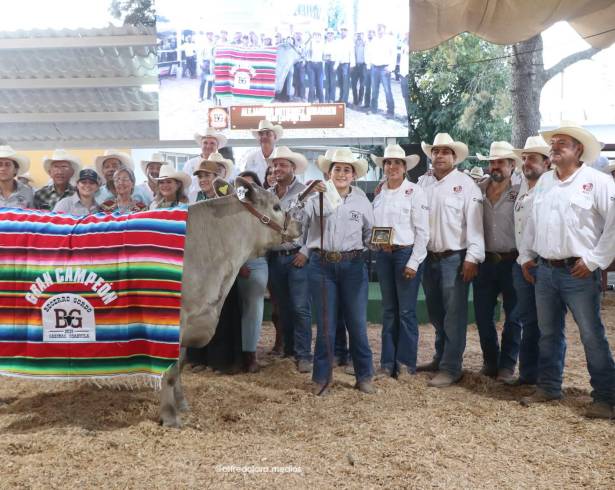 Alejandro Gutiérrez Iribarren recibió el reconocimiento como Gran Campeón del XLIV Concurso del Becerro Gordo de Sabinas, con el ejemplar identificado con el arete 95.