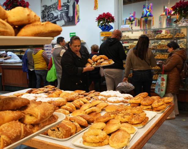 La gente compra pan en una panadería de la Ciudad de México.