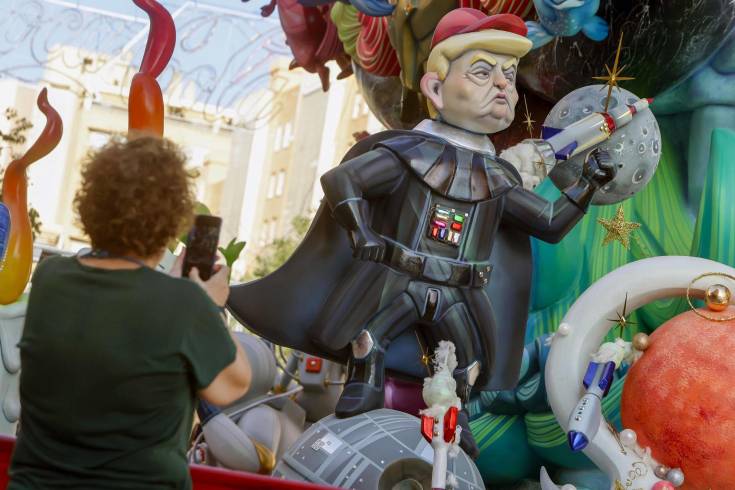Un Donald Trump como Darth Vader, es el protagonista de los ninots en las fiestas de las Hogueras de San Juan en la ciudad de Alicantea, Espña.
