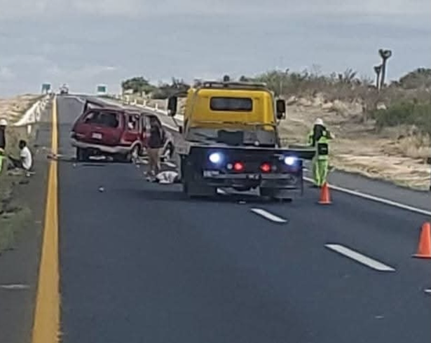 La camioneta en la que viajaban las víctimas salió del camino y dio varias volteretas en un tramo recto de la carretera.