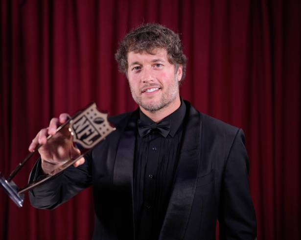 Matthew Stafford celebra el MVP de la NFL 2025 tras encabezar la liga en yardas y touchdowns por pase, un reconocimiento histórico que llega en su temporada número 17 como quarterback profesional.