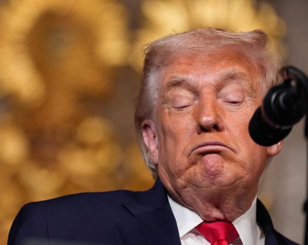 El presidente Donald Trump gesticula en su club Mar-a-Lago, el lunes 22 de diciembre de 2025, en Palm Beach, Florida.