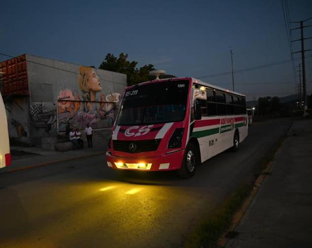 La nueva ruta alimentadora atraviesa algunos de los corredores viales con mayor afluencia vehicular de Saltillo, enlazando zonas habitacionales, comerciales y de servicios en distintos puntos de la ciudad.