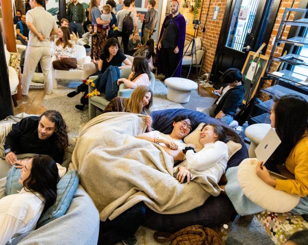 Abrazos en el Simposio del Amor, en The Commons, San Francisco, 15 de noviembre de 2025.