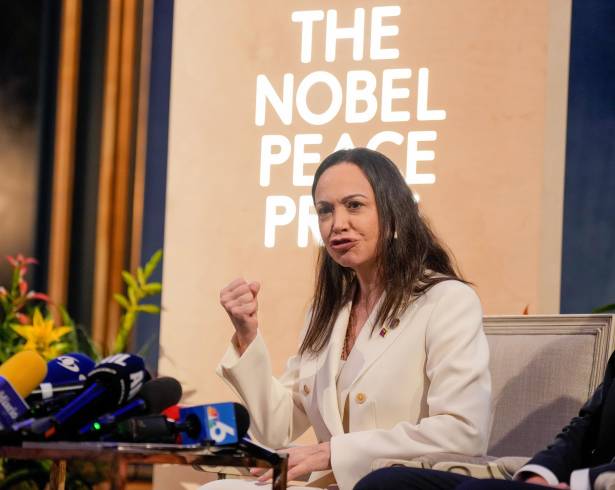 La premio Nobel de la Paz María Corina Machado habla durante una conferencia de prensa en el Grand Hotel de Oslo, Noruega.