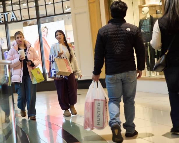 Compradores pasean por el centro comercial Somerset Collection en Troy, Michigan.