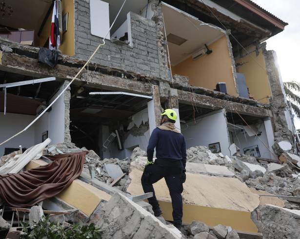 Un socorrista observa una edificación afectada por el terremoto de magnitud 7,7 que sacudió el sureste de Panamá, con una profundidad de 10 kilómetros y generó daños en varios edificios y carreteras cercanas a la localidad de Tonosí, epicentro del temblor, este viernes en Penonomé.