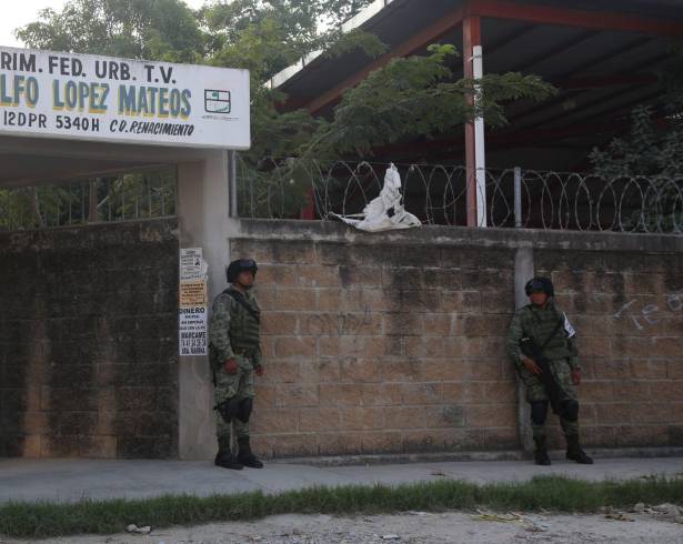 La SEP efectúa cierre total de escuelas militarizadas