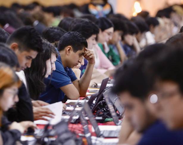 Aspirantes a nuevo ingreso a la Universidad Nacional Autónoma de México (UNAM) realizan el examen de control presencial este miércoles, en León, Guanajuato.